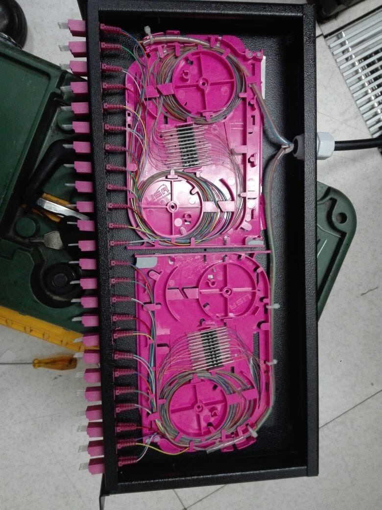 Fibre splice tray with LC pigtails fanned out to the patch panel