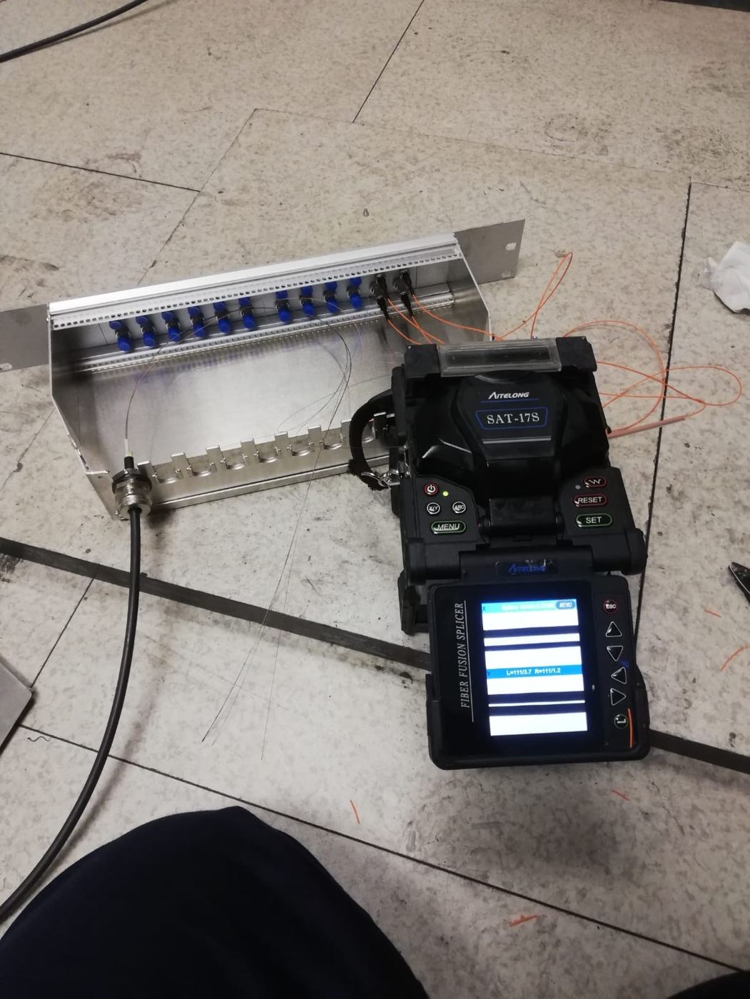 Fusion splicer on site terminating pigtails into a fibre patch panel